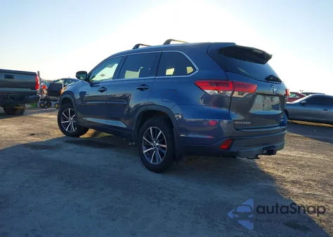 2018 Toyota Highlander Xle z USA, uszkodzony, nr VIN 5TDJZRFH1JS490555